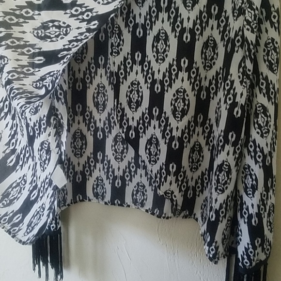 Black & White • Fringed • Split Back Top - SAGE - Picture 7 of 8